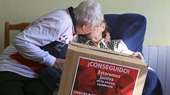 Una matrimonio con alzhéimer consigue una plaza conjunta en una residencia tras la recogida de firmas de su hijo
