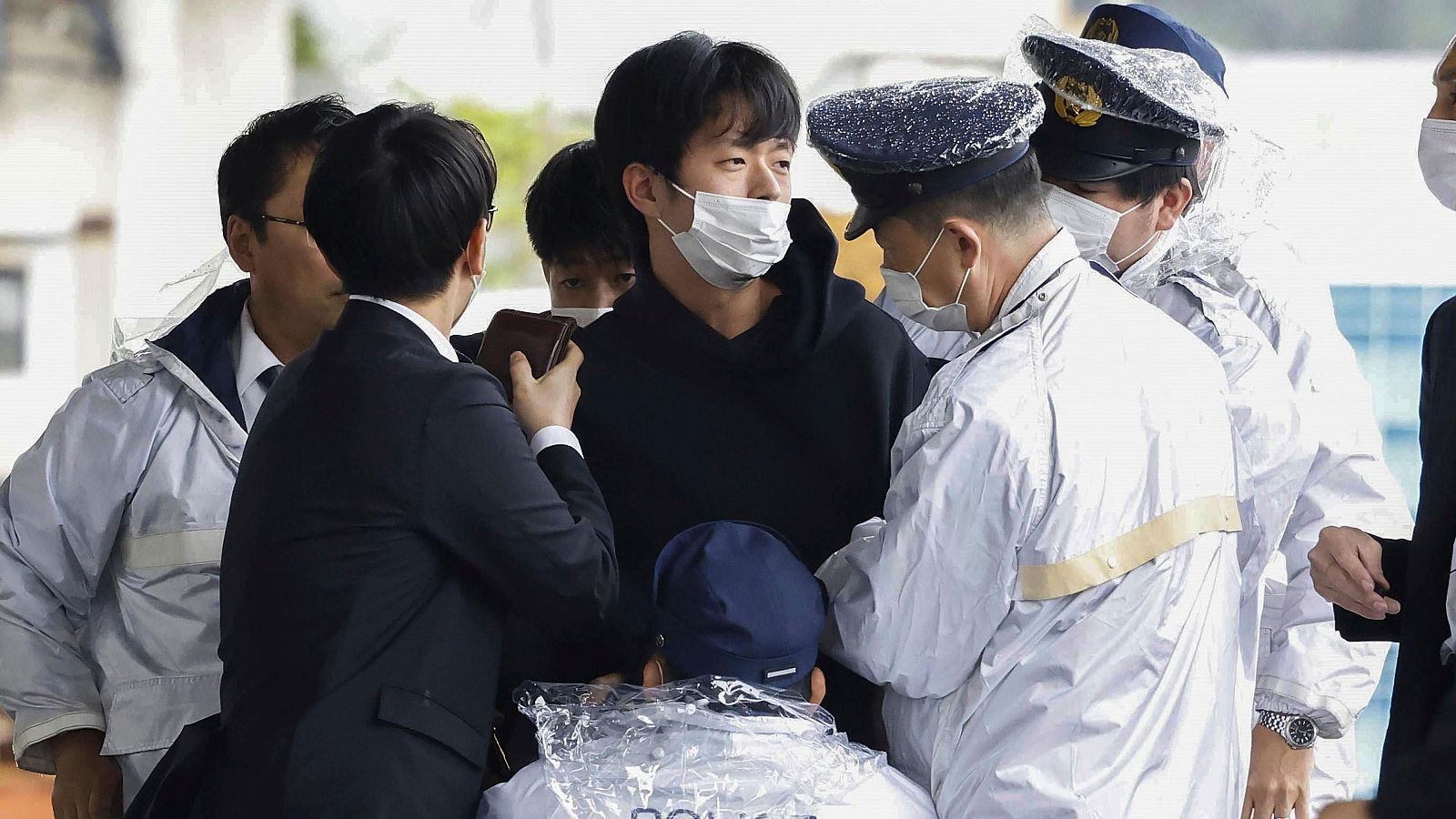 Ryuji Kimura siendo detenido después de arrojar una bomba casera contra el ex primer ministro de Japón Fumio Kishida