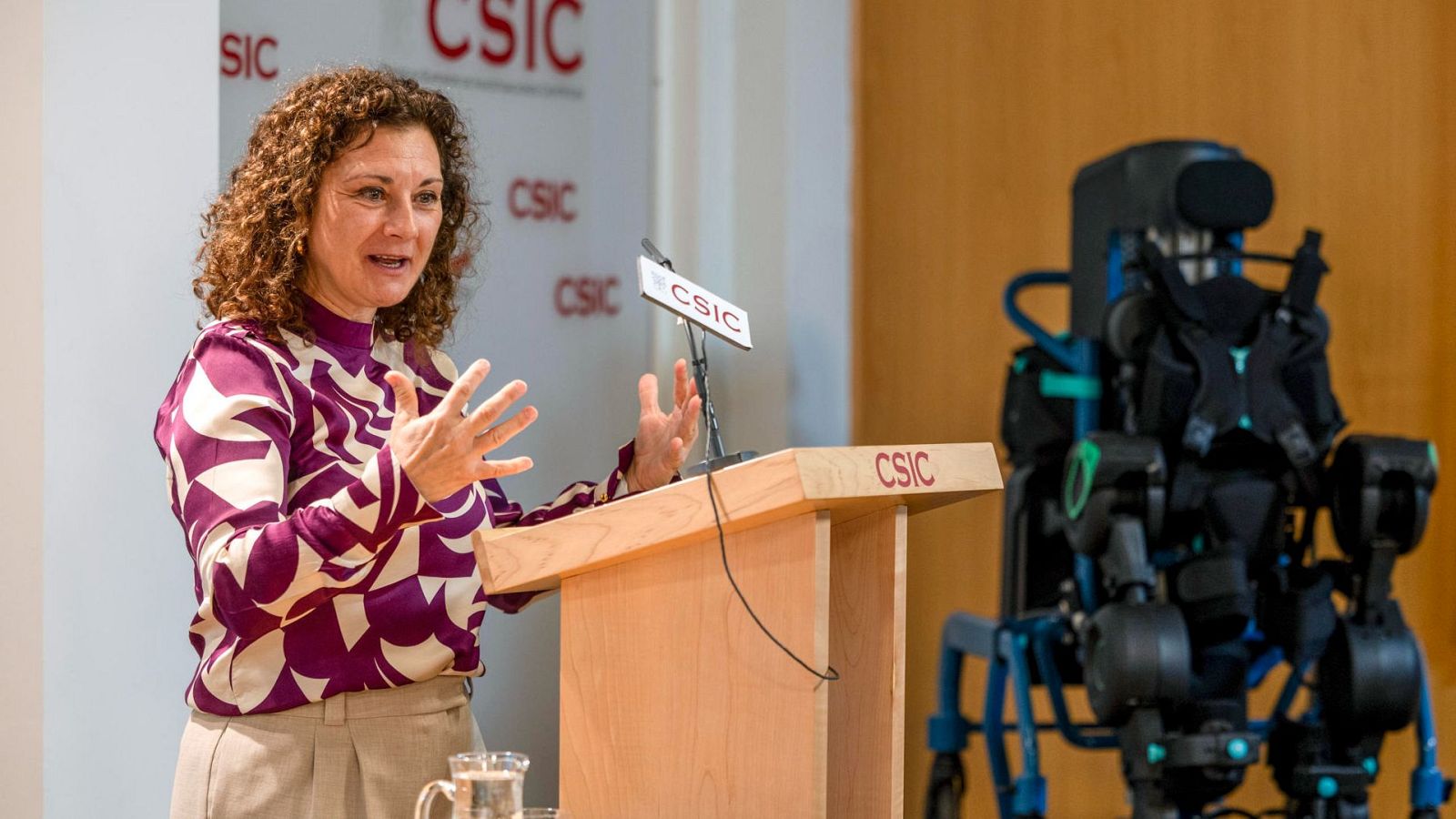Elena García Armada, investigadora científica y CEO de Marsi Bionics, presenta un nuevo prototipo pediátrico de exoesqueleto desarrollado de forma conjunta por el CSIC, varios hospitales madrileños y Marsi Bionics.