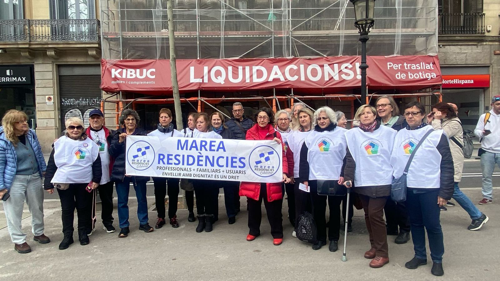 Concentració a les portes de la residència Tàber per denunciar la situació de cinc centres a l'Eixample