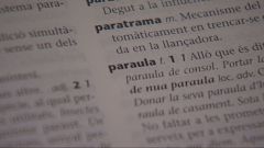 El català perd força com a llengua habitual, però creix el nombre de persones que el fan servir