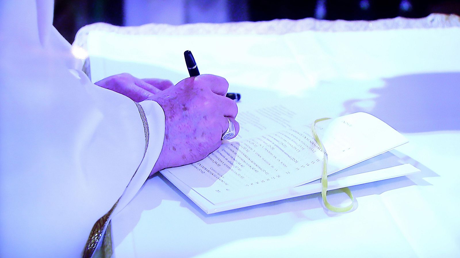 El papa Francisco fima la encíclica "Tutti Fratelli" el 3 de octubre de 2020 en Asís, Italia.