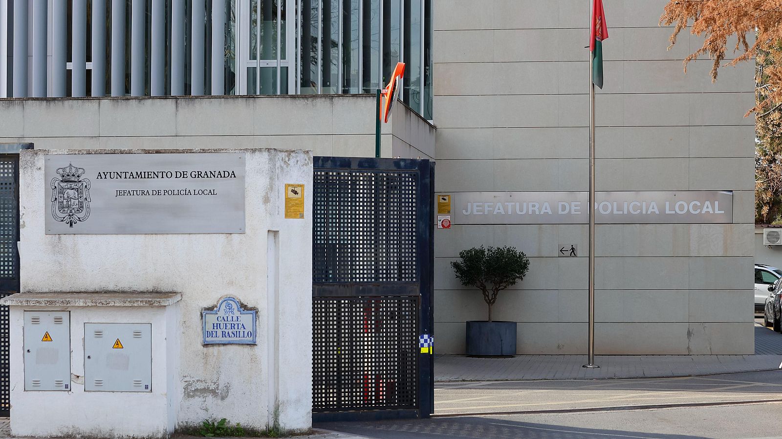 Exterior de la comisaría de la Policía Local de Granada