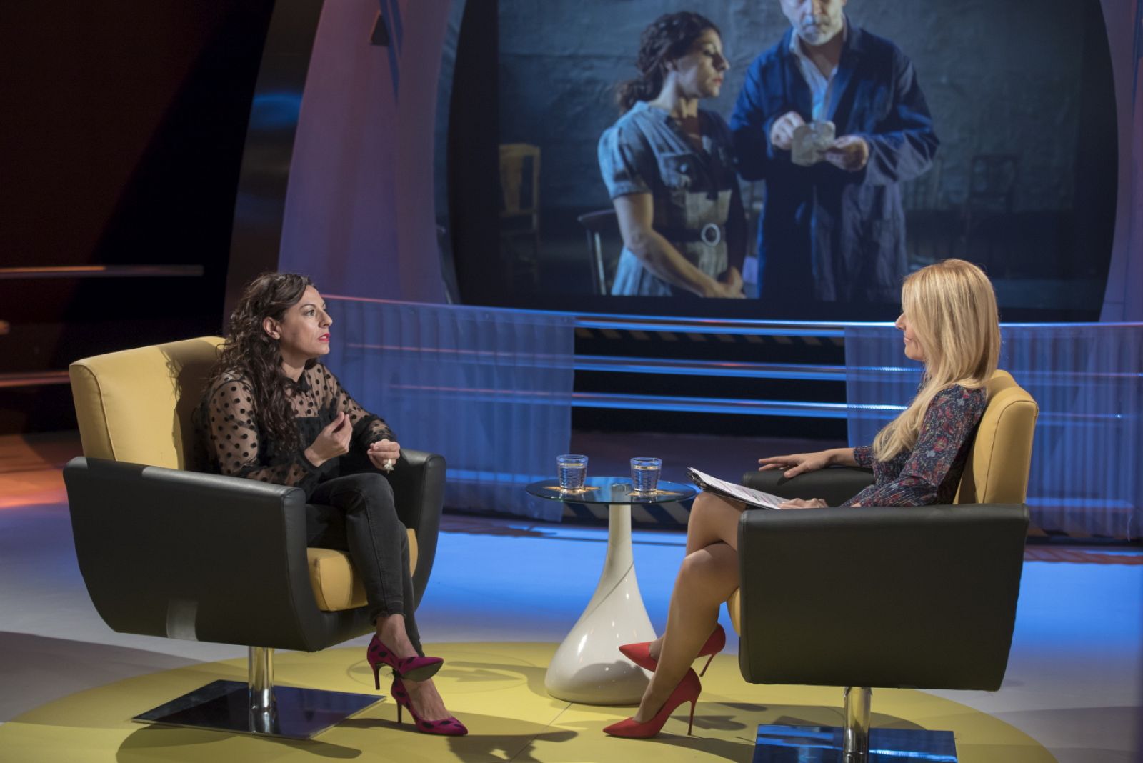 Cristina Medina hablando con Cayetana Guillén Cuervo de sus últimos trabajos