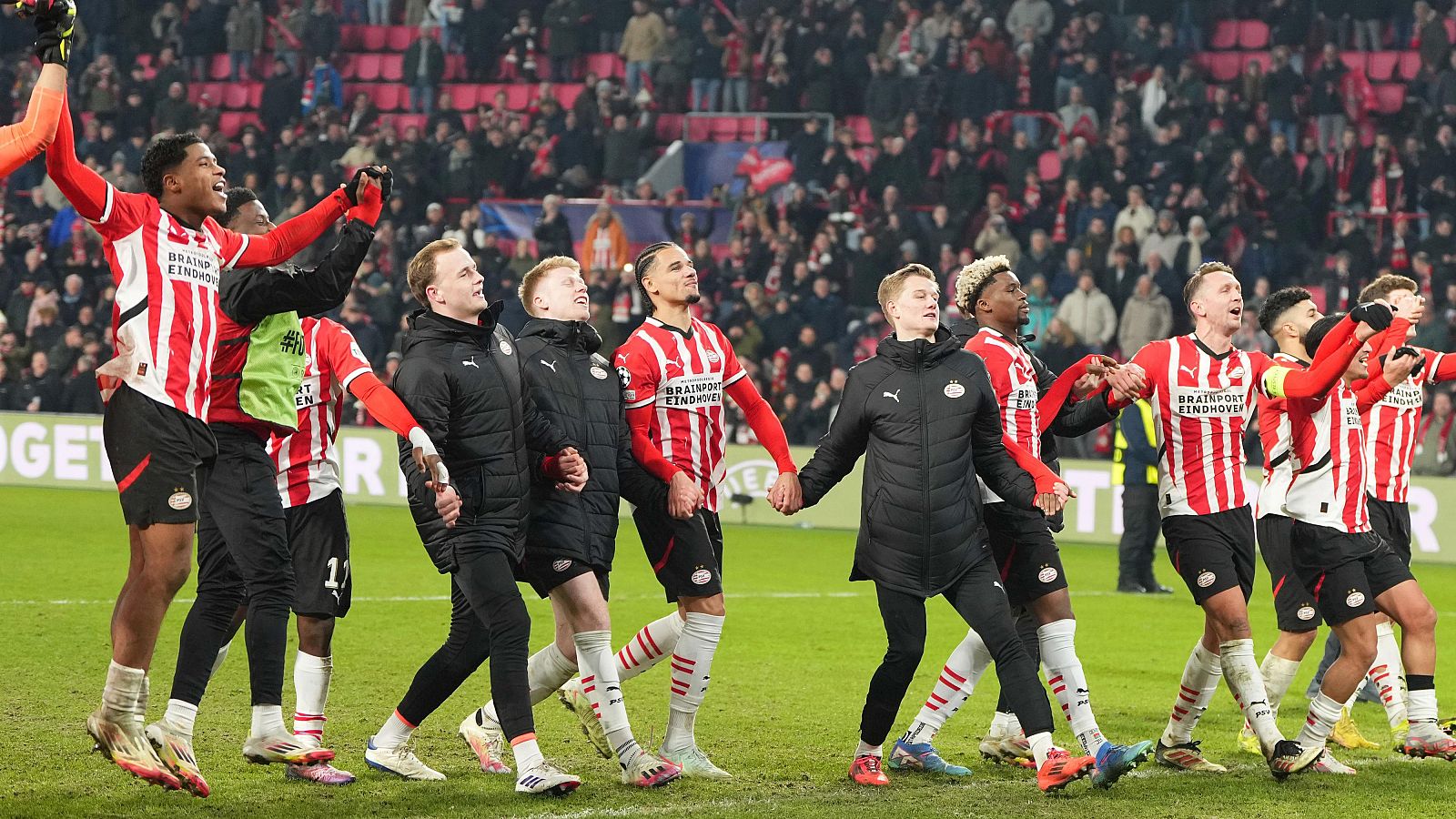 El PSV celebra su pase a los octavos de la Champions League