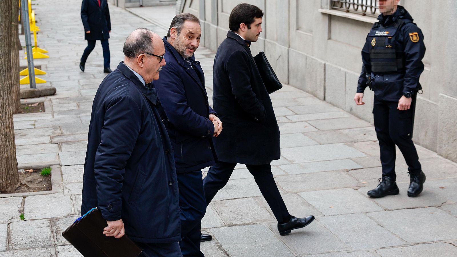 El exministro José Luis Ábalos (2i) a su entrada en el Tribunal Supremo este jueves