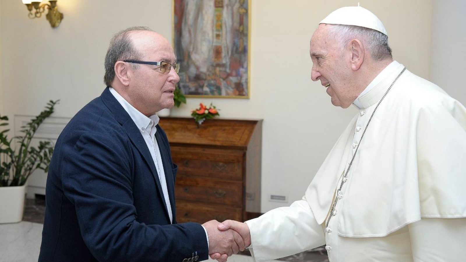 José Manuel Vidal y el papa Francisco se saludan durante uno de sus encuentros.
