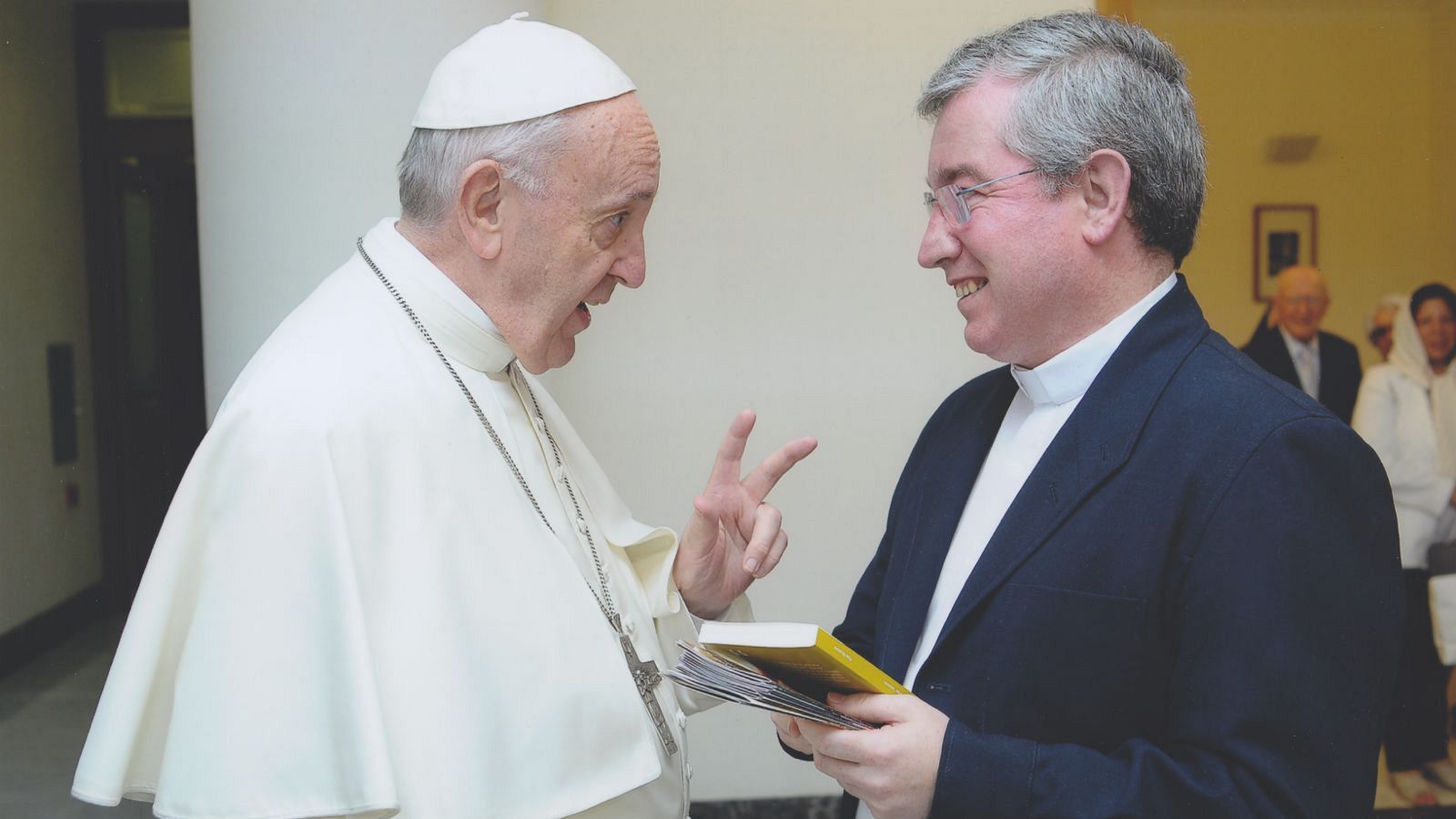 Fernando Prado, periodista y obispo de San Sebastián, conversando con el papa Francisco.
