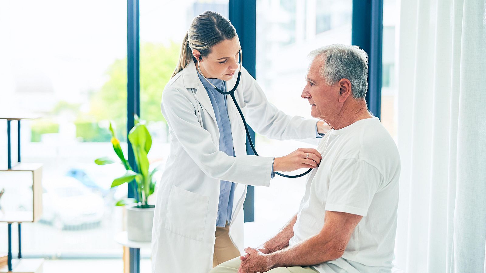 Un paciente junto al médico de atención primaria