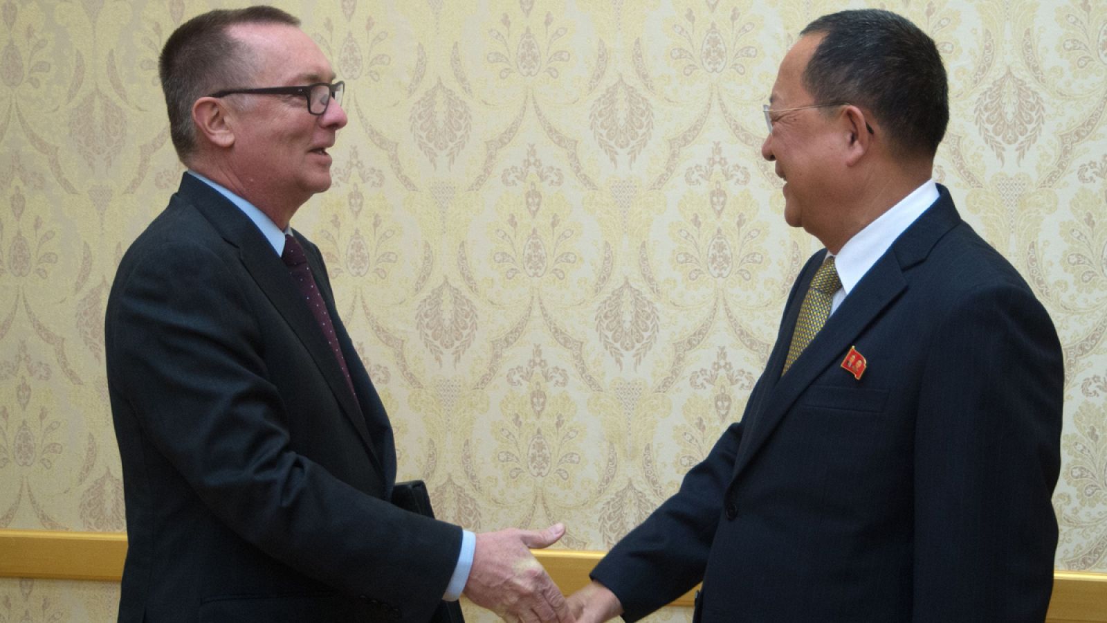El ministro de Relaciones Exteriores de Corea del Norte, Ri Yong-ho, junto al subsecretario general de Asuntos Políticos de la ONU, Jeffrey Feltman.