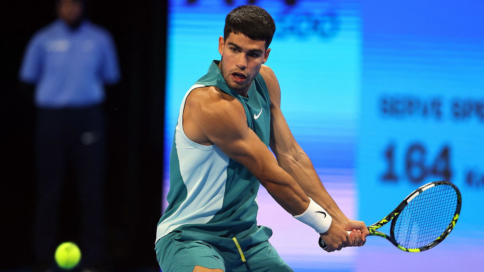 Carlos Alcaraz devuelve una bola a Jiri Lehecka en Doha