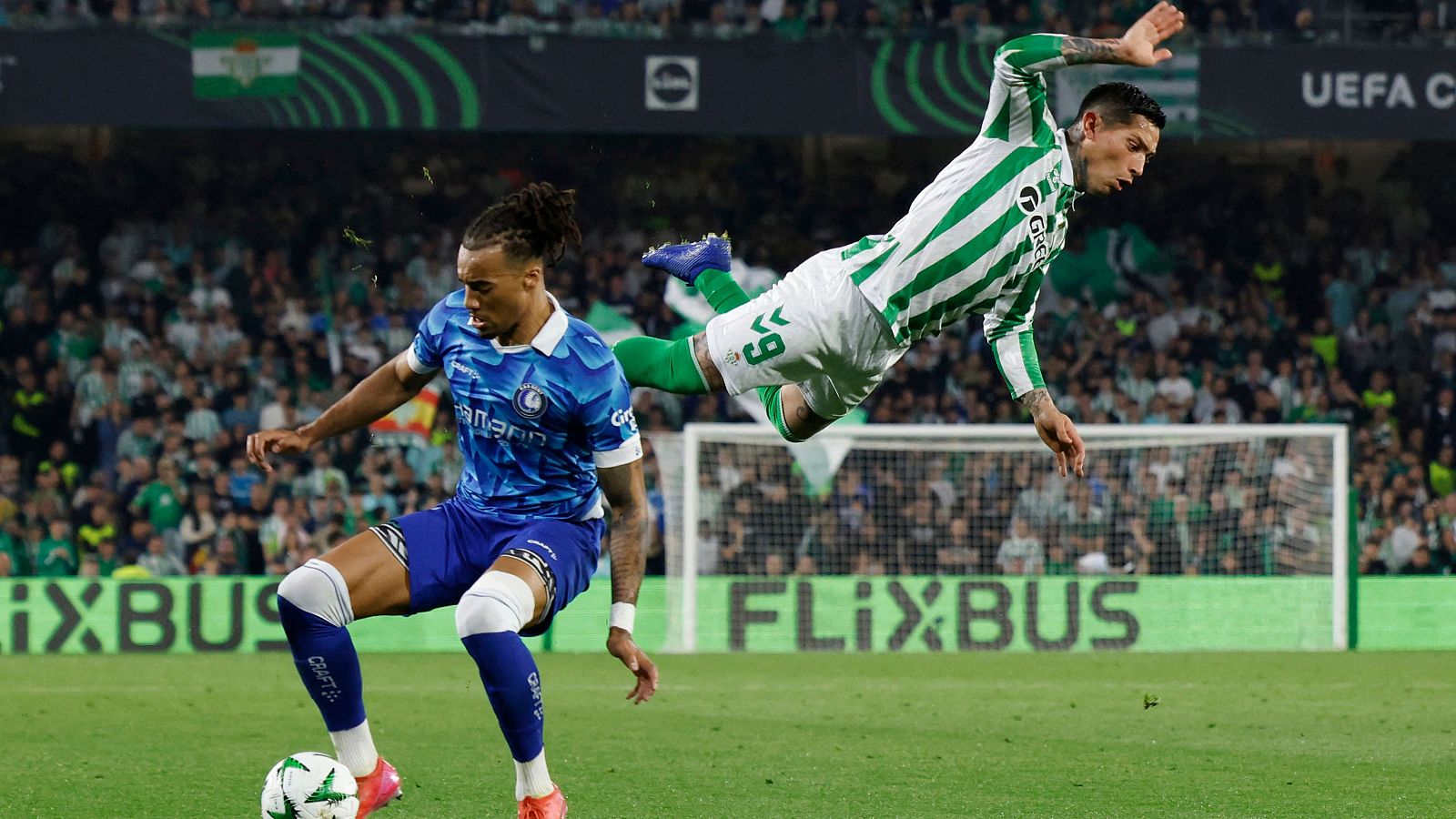 Chimy Ávila sale despedido ante Archie Brown en un lance del partido Betis - Gante