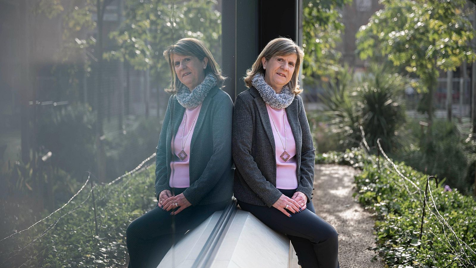 Eva Bach amb el seu reflexe en un parc