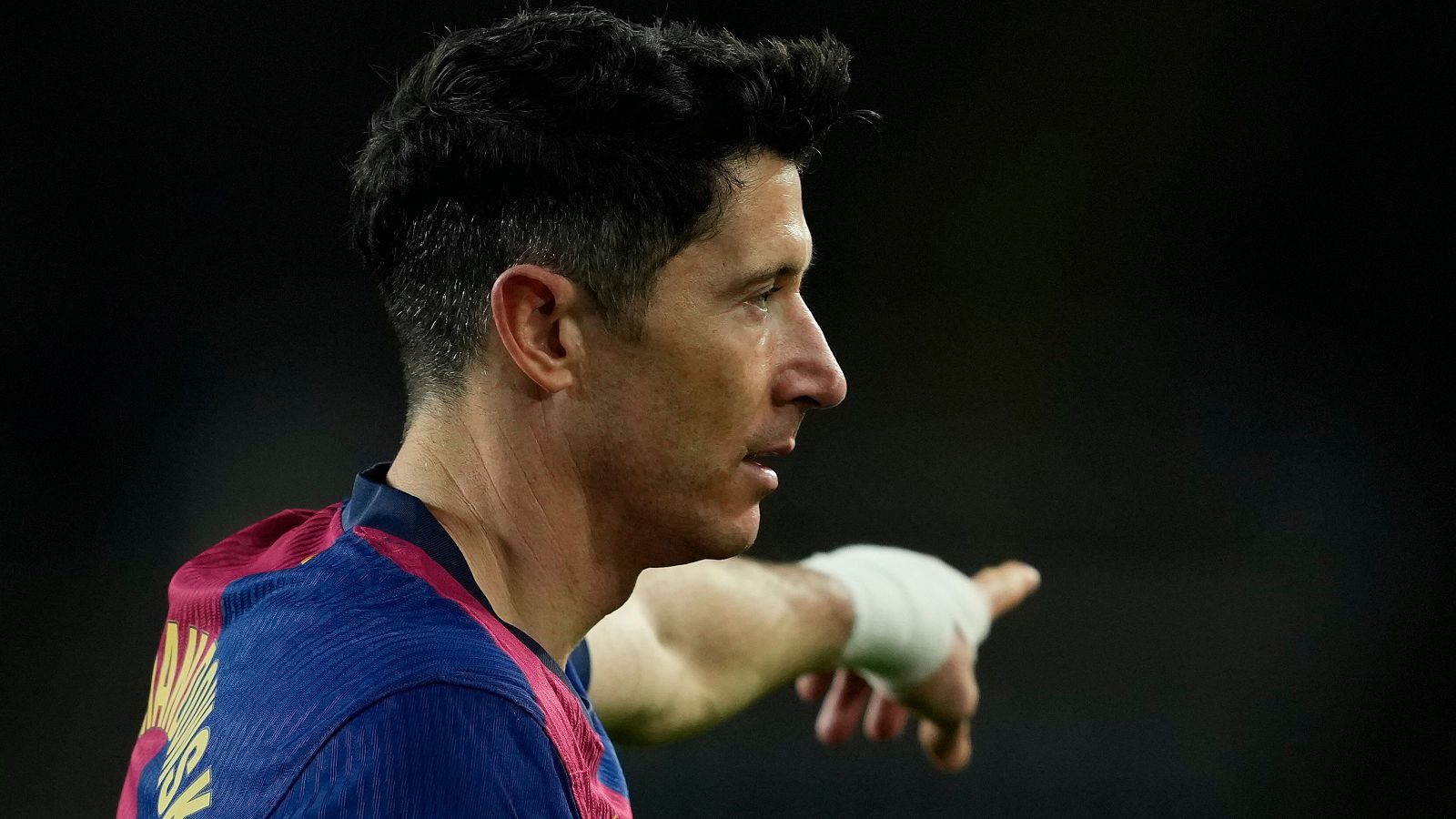 El Barcelona visita el campo de Las Palmas como líder de Primera.