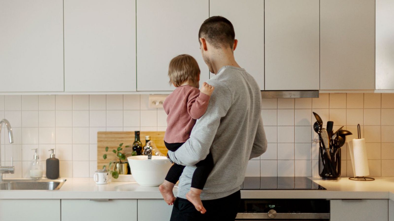 Una jueza reconoce por primera vez en sentencia firme el derecho al permiso parental retribuido de ocho semanas