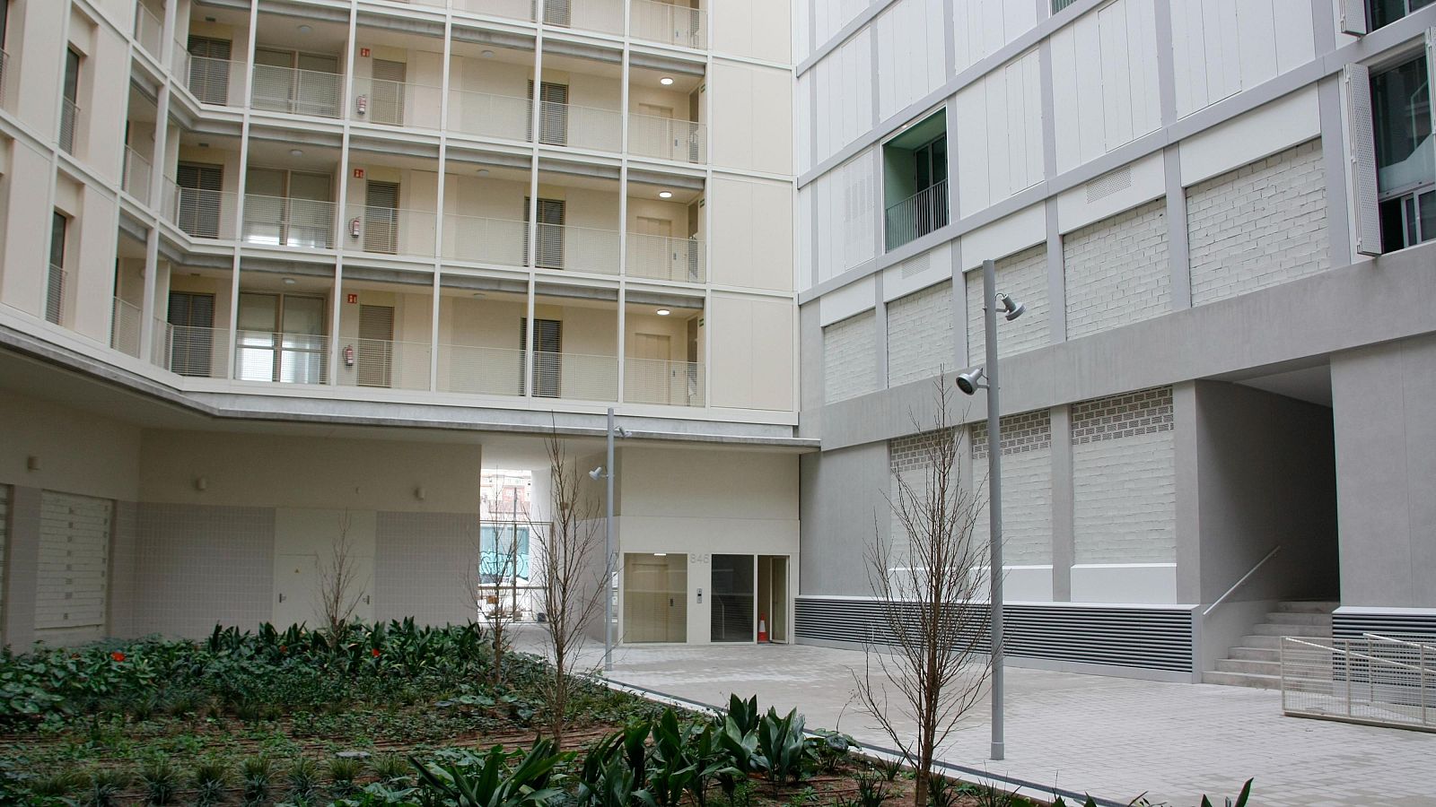 Jardí de l'entrada dels pisos protegits a Barcelona (ACN | Gerard Ullastre)