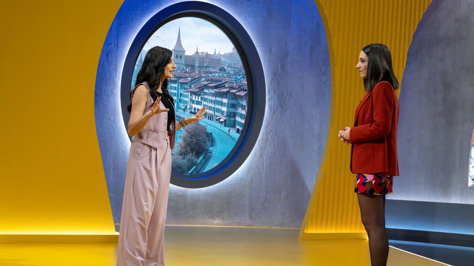 Carmen Guillén, junto a Maya Pixelskaya