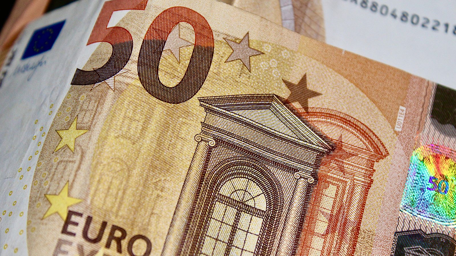 El número de billetes en euros falsos retirados alcanzó 554.000 unidades en 2024, un 18,6% más