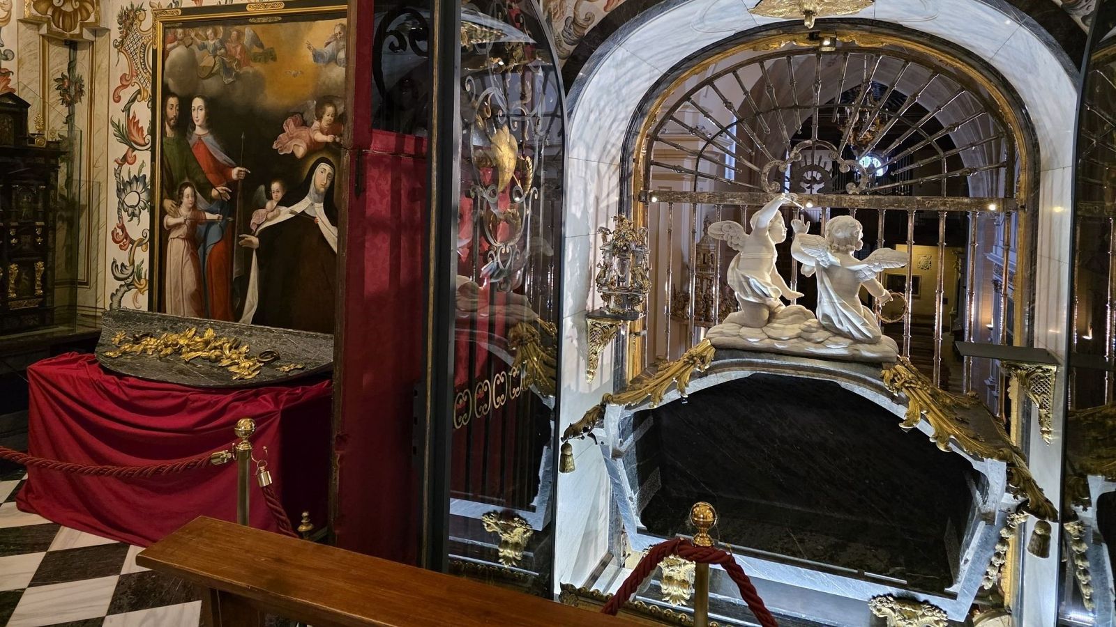 Sepulcro de Santa Teresa de Jesús.