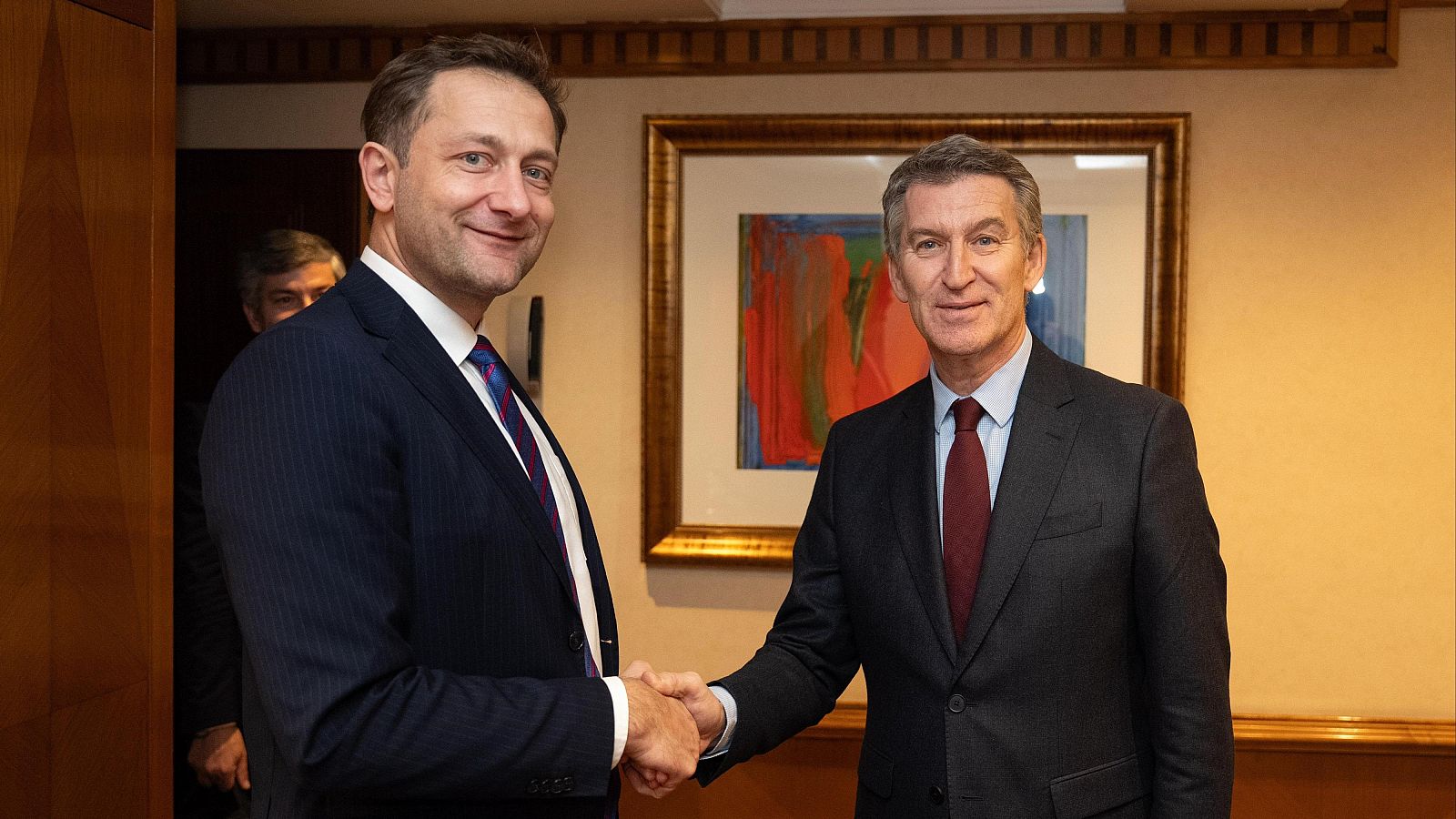 Feijóo presenta al comisario de Agricultura su ley de fiscalidad agraria y critica los "altos" impuestos de Sánchez