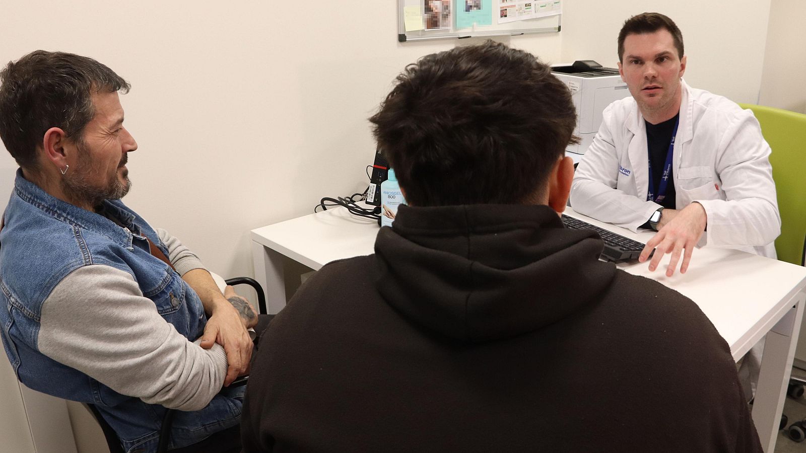 El doctor Eduard Mogas visita un pacient amb el seu pare a la consulta de la Unitat de Tractament Integral de l’Obesitat Infantil de l’Hospital Vall d’Hebron (ACN | Laura Fíguls)