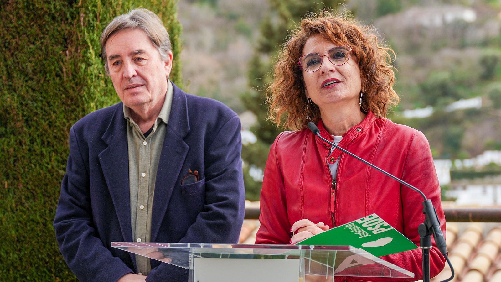 La secretaria general del PSOE andaluz, María Jesús Montero, y el poeta Luis García Montero