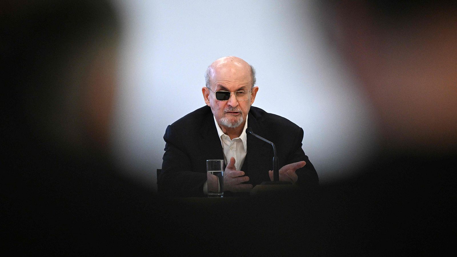 El escritor Salman Rushdie en la Feria del Libro de Frankfurt el pasado 1 de febrero.