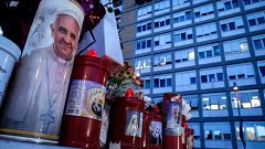 El Vaticano asegura que el estado de salud del papa Francisco es "crítico" tras sufrir una "crisis respiratoria prolongada"