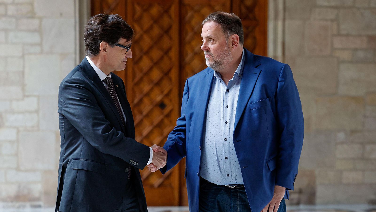 Encaixada de mans entre Salvador Illa i Oriol Junqueras abans de reunir-se al Palau de la Generalitat