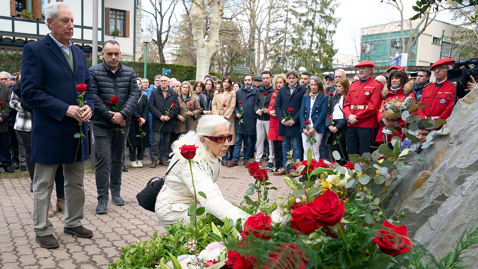 Familiares y partidos políticos homenajean a Buesa y Díez en Vitoria por el 25 aniversario de su asesinato a manos de ETA