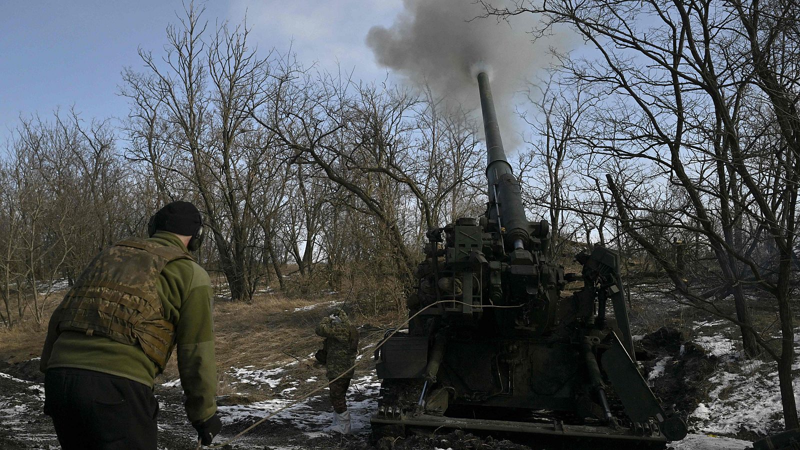 Militares ucranianos de la 43 Brigada de Artillería disparan un cañón autopropulsado 2S7 Pion hacia posiciones rusas, en una línea del frente en la región de Donetsk, el 22 de febrero de 2025