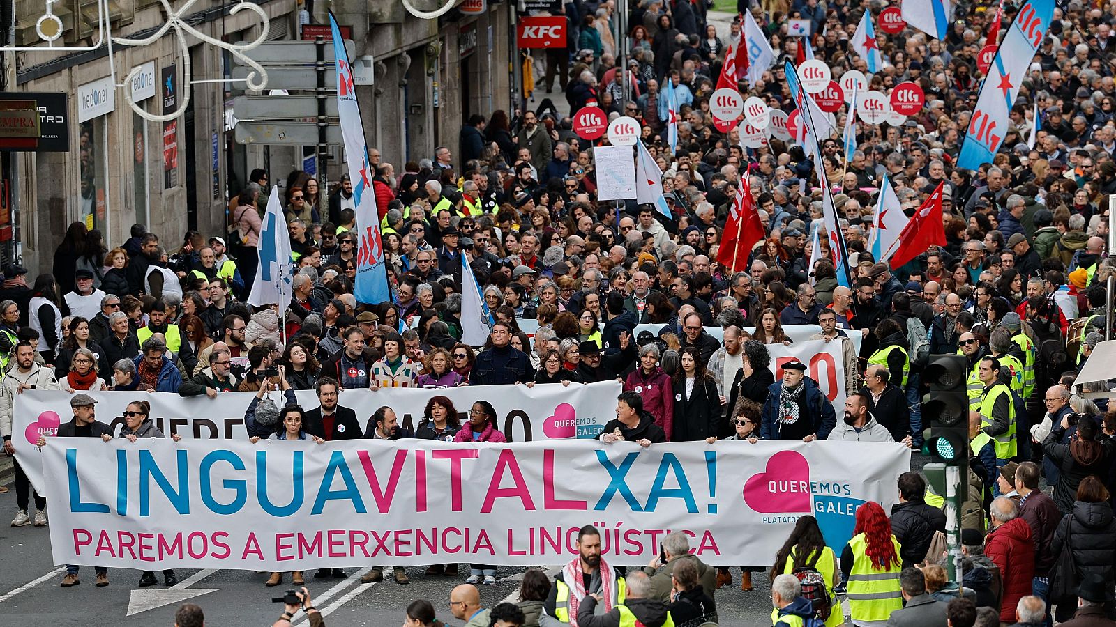 Miles de personas se manifiestan en defensa del gallego.