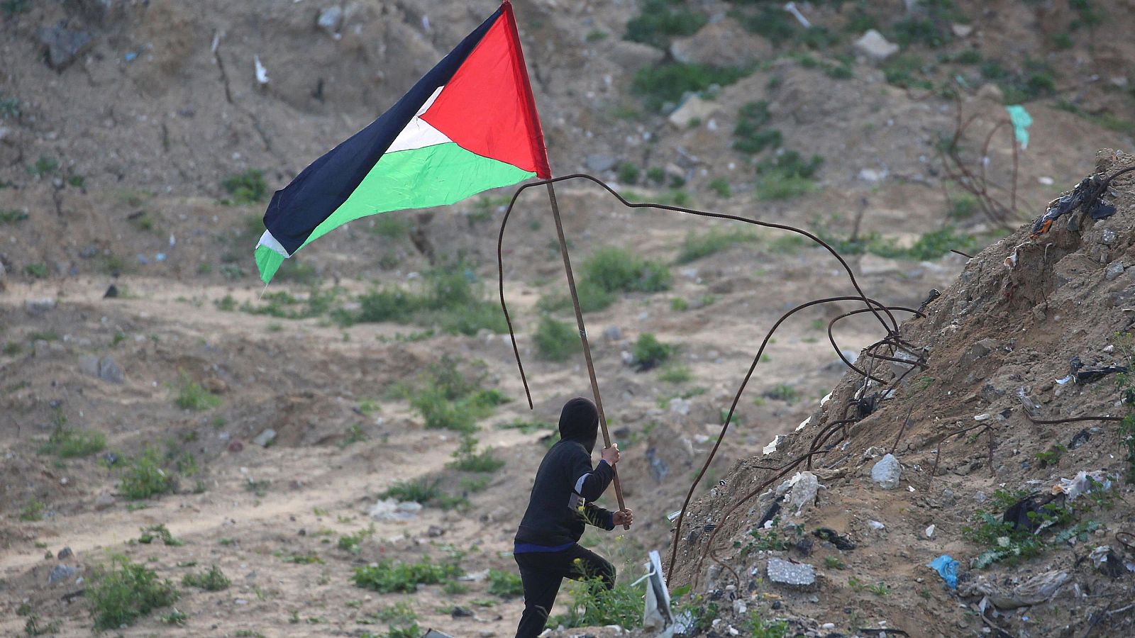 Un joven ondea la bandera de Palestina en el sur de Gaza