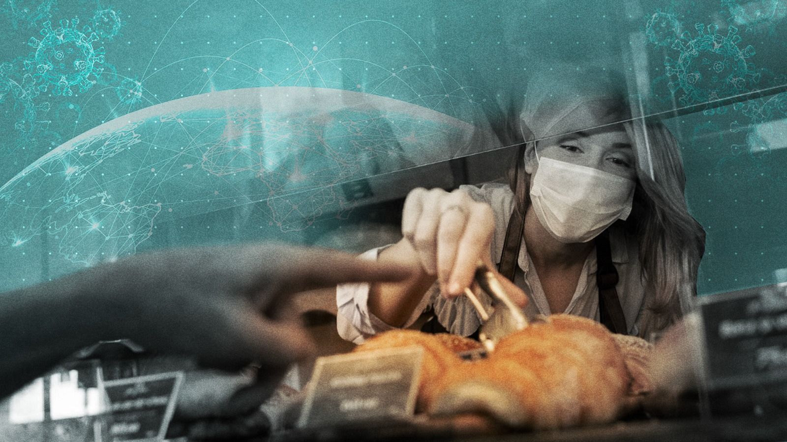 Dependienta con mascarilla sirve comida con pinzas a cliente tras mampara protectora.  Imagen superpuesta muestra mapa mundial con virus, simbolizando el impacto global de la pandemia.