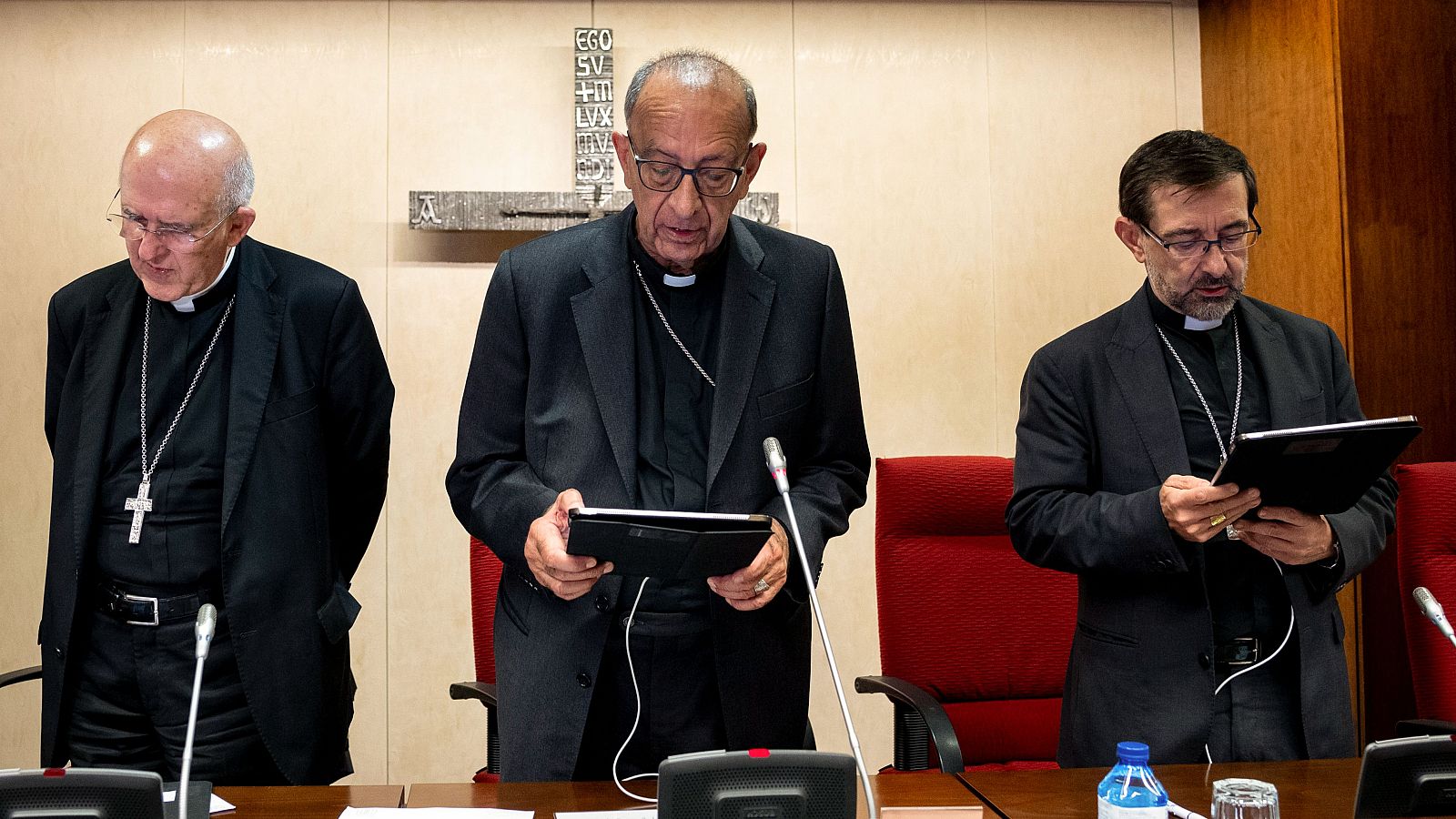 Cardenales españoles rezando