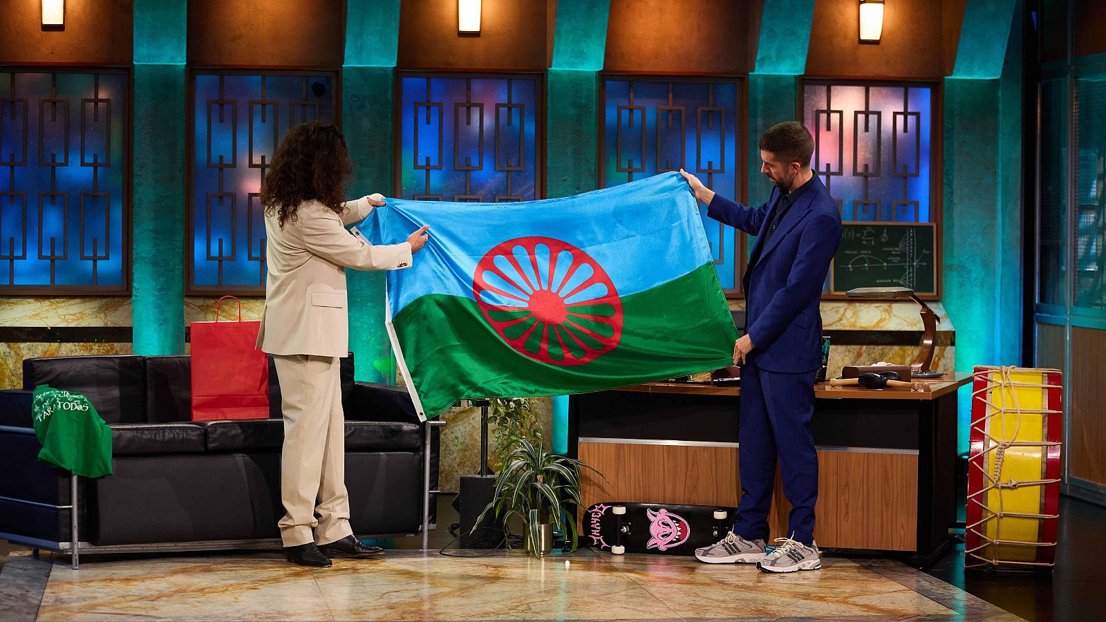 Israel Fernández, junto a David Broncano en 'La Revuelta'