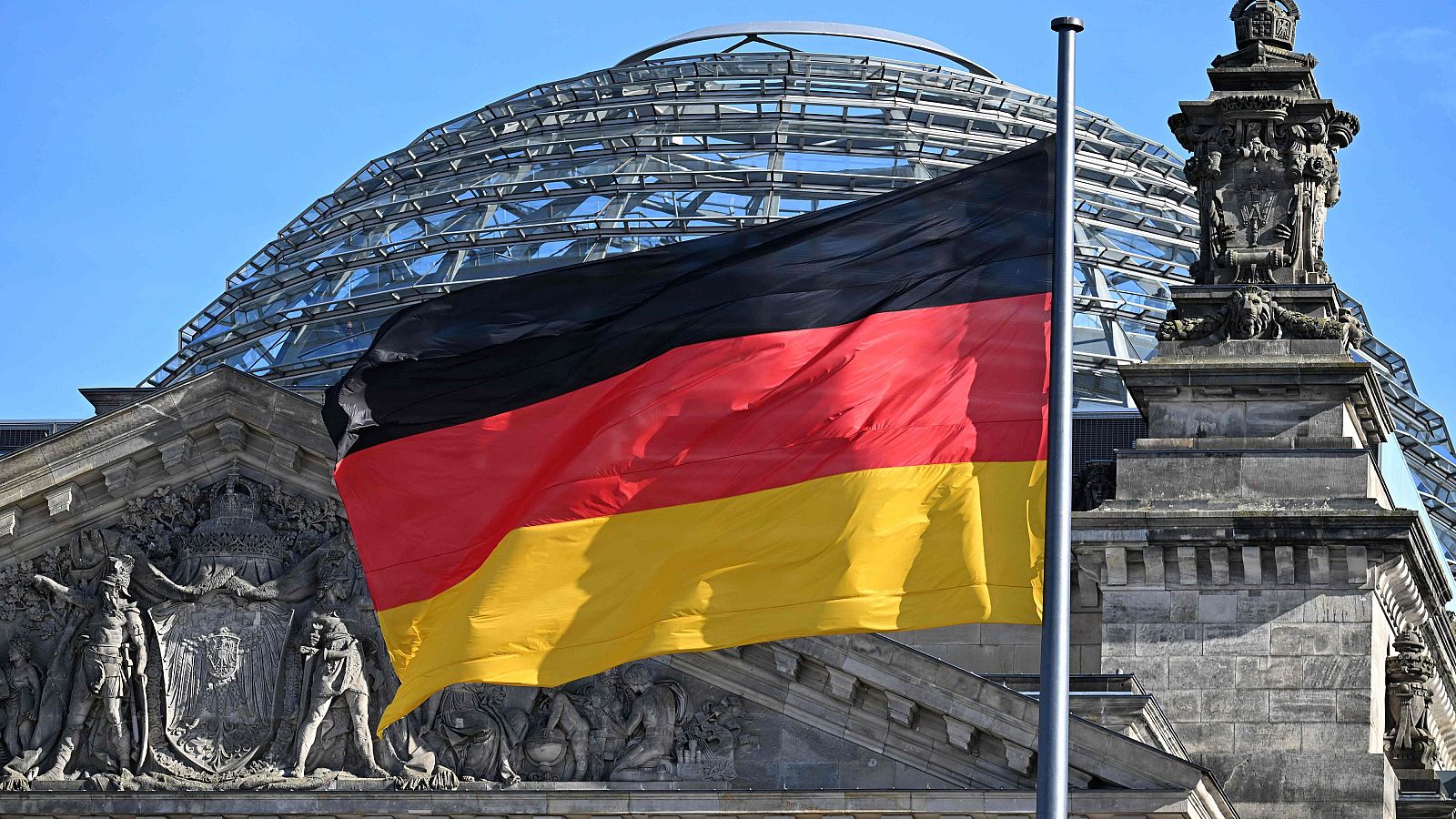 La bandera nacional de Alemanía ondea frente al Reichstag