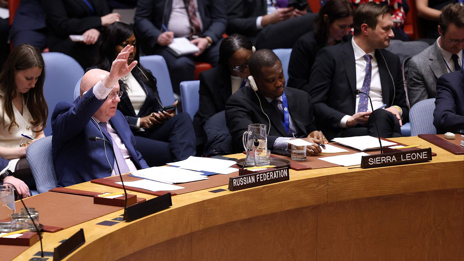 El representante permanente de Rusia ante la ONU, Vasily Nebenzya, vota en el Consejo de Seguridad a favor de la resolución estadounidense sobre Ucrania