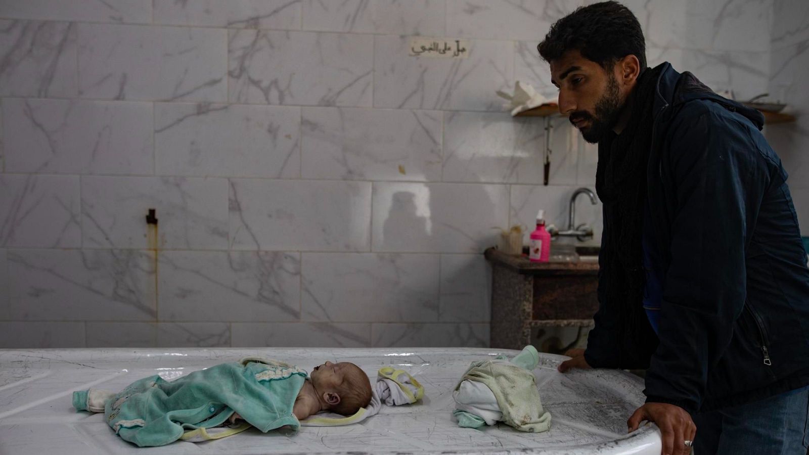 Un bebé recién nacido muere en Gaza por frío