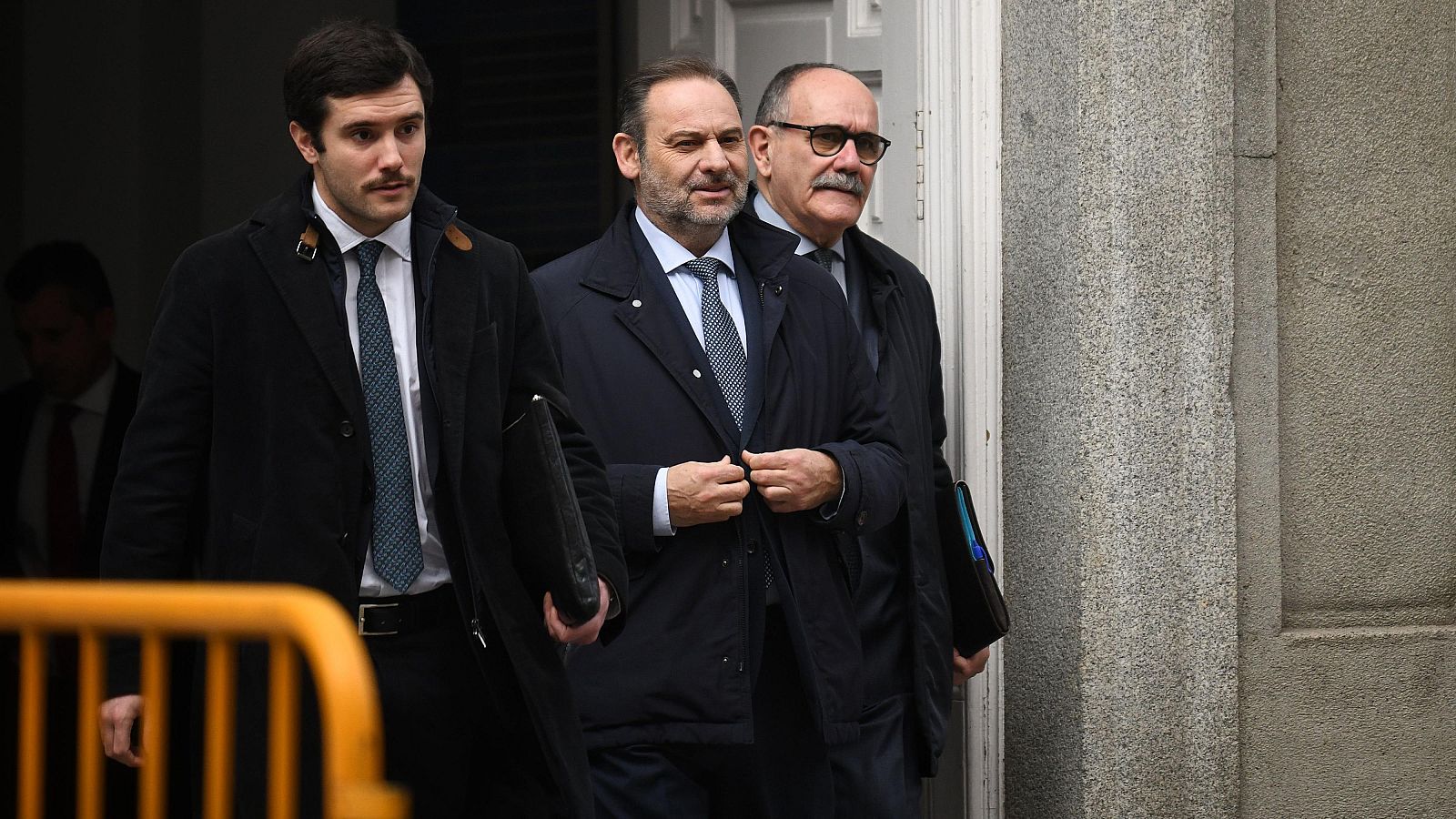 El ex ministro de Transportes José Luis Ábalos (c) sale de declarar al Tribunal Supremo, a 20 de febrero de 2025