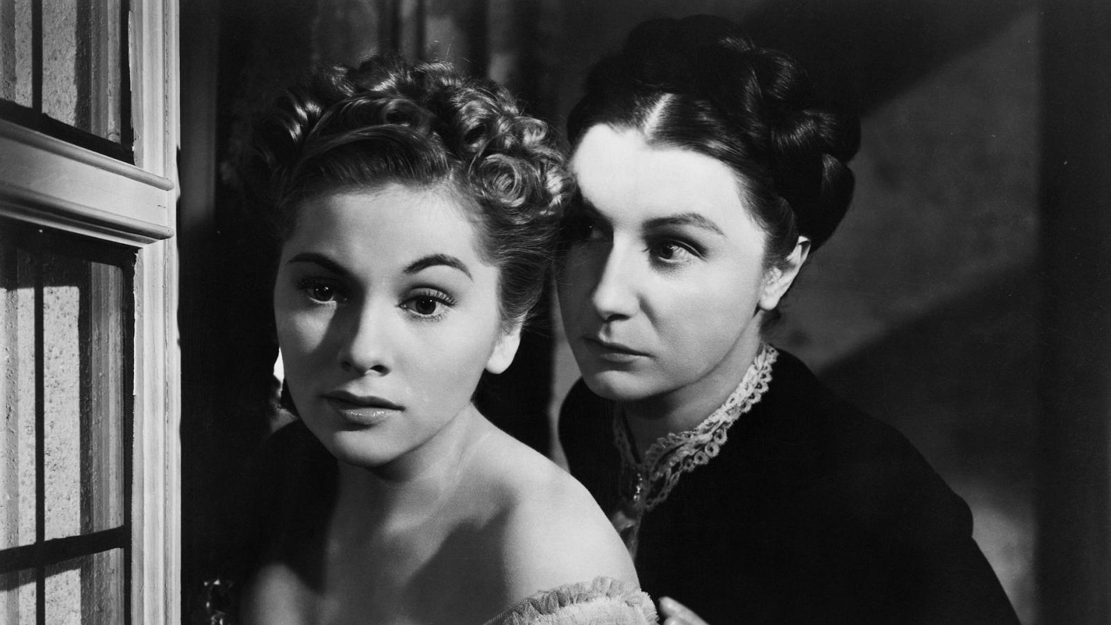 Escena de la película 'Rebeca', con las actrices Joan Fontaine y Judith Anderson