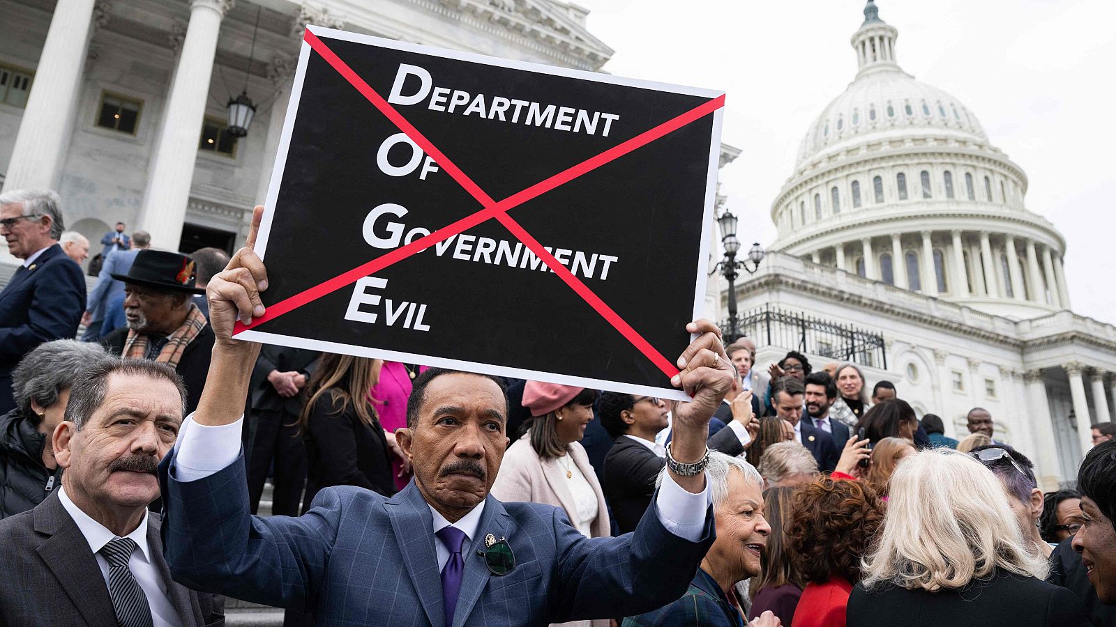 El demócrata Kweisi Mfume sostiene un cartel contra el Departamento de Eficiencia Gubernamental (DOGE) en el Capitolio, Washington