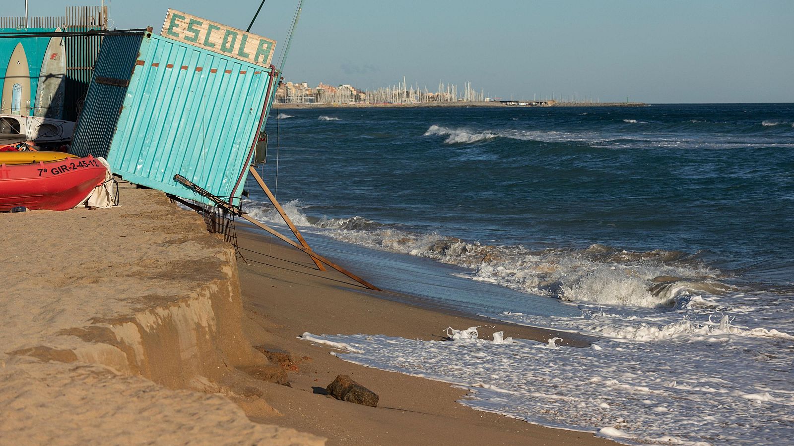 La platja de Montgat durant un temporal el novembre del 2023