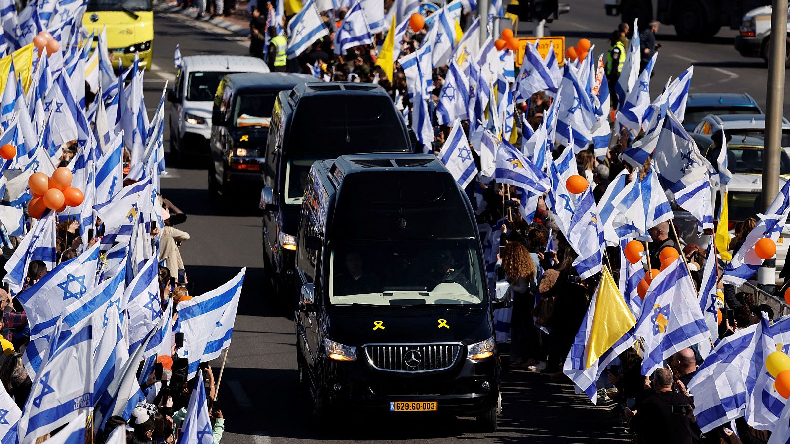 Una multitud acompaña el cortejo fúnebre de los Bibas en Israel
