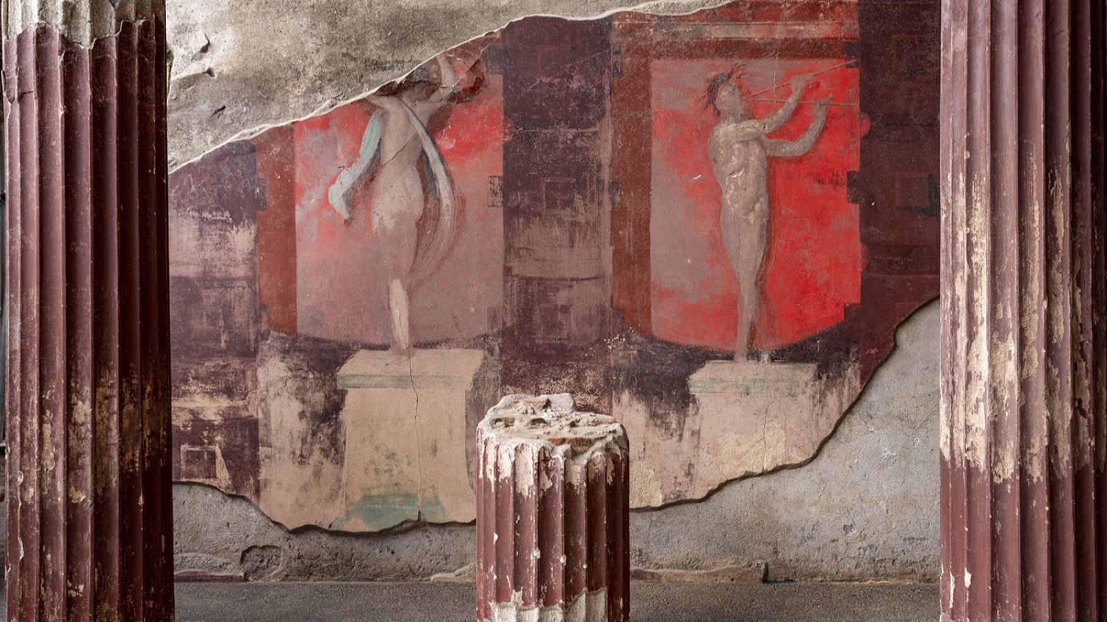 El dios Dioniso y su séquito de cazadoras, a tamaño real, en un fresco de Pompeya descubierto en Pompeya.