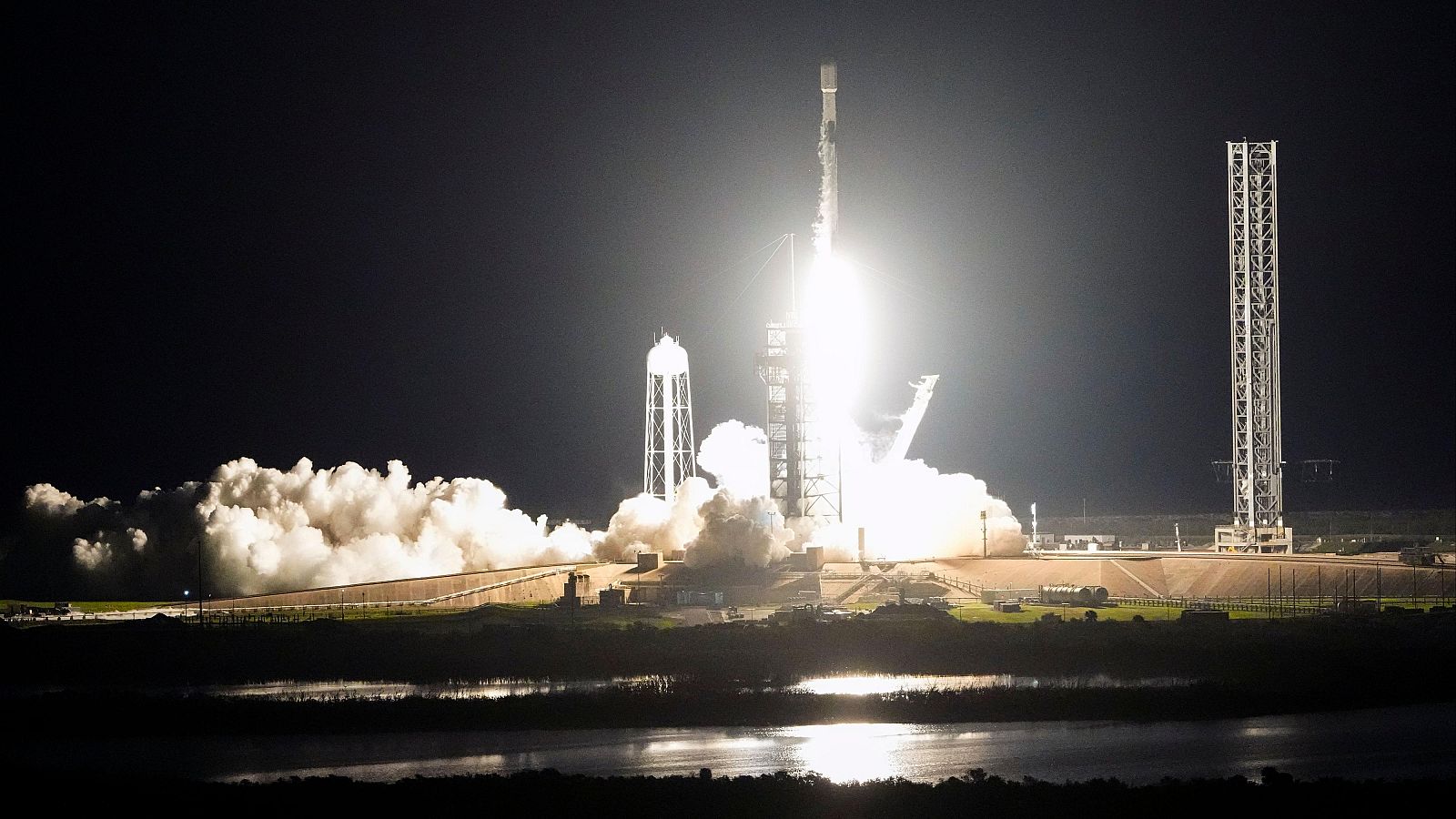 Un cohete Falcon 9 de SpaceX con el segundo módulo de aterrizaje lunar de Intuitive Machines despega en el Centro Espacial Kennedy en Cabo Cañaveral, Florida