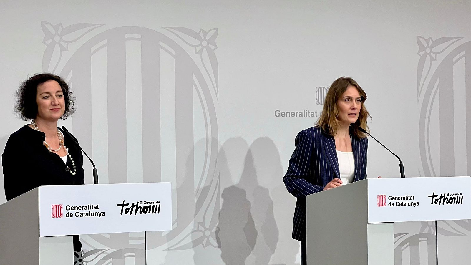 La consellera d'Economia, Alícia Romero, i la líder dels Comuns, Jéssica Albiach, expliquen l'acord per augmentar la taxa turística