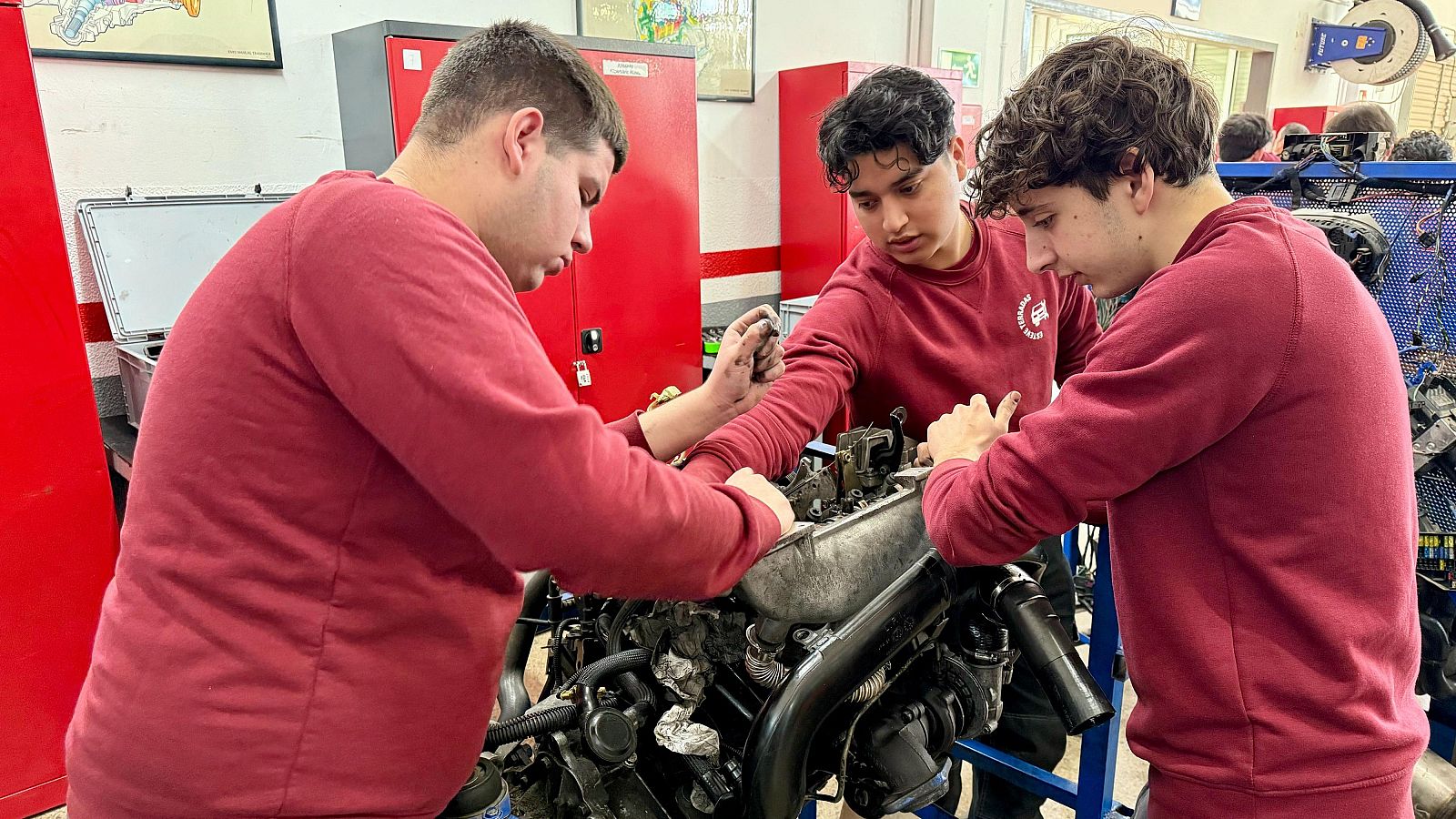 Alumnes d'FP a l'institut Esteve Terrades a Cornellà de Llobregat