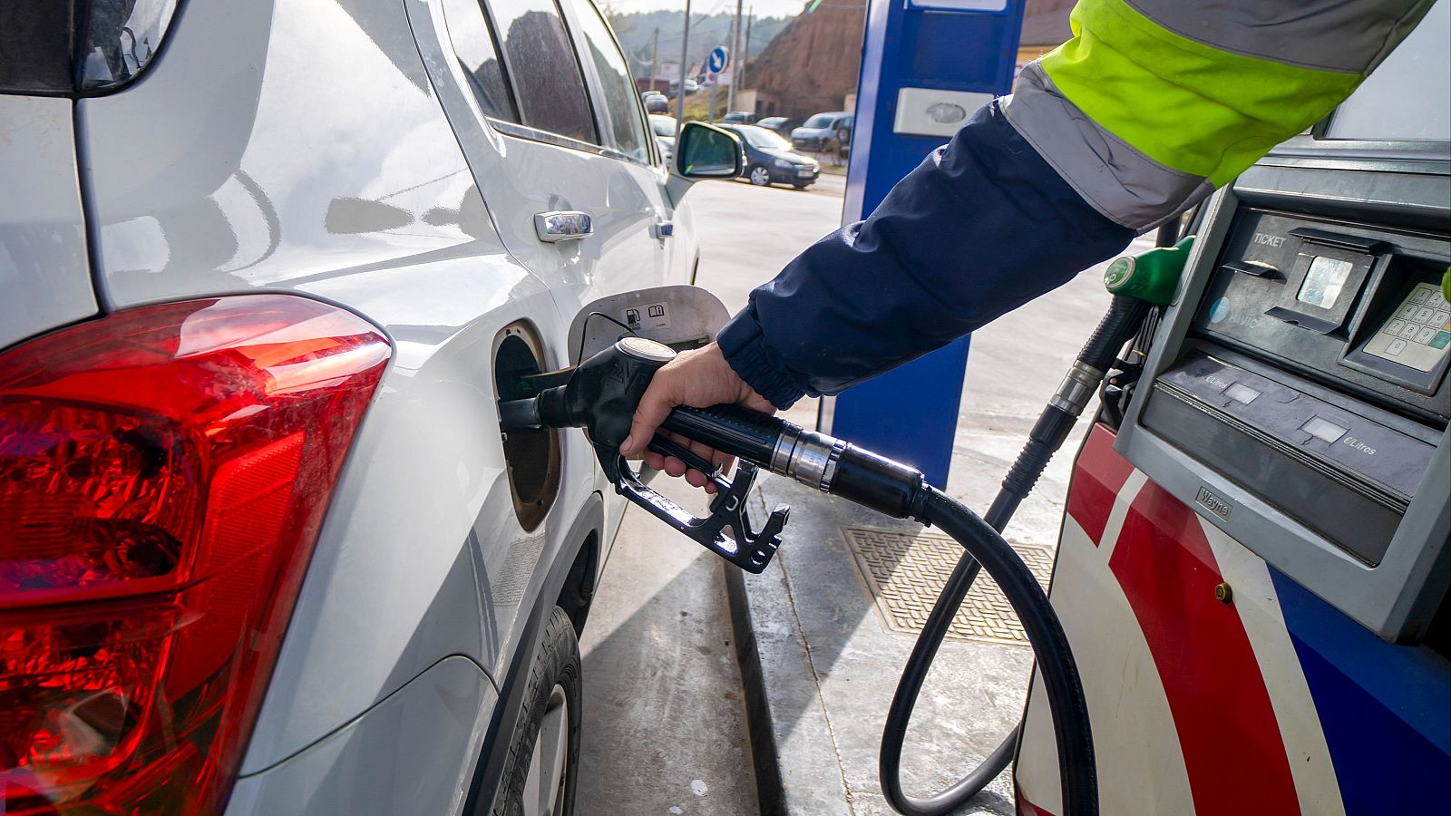 Los carburantes retoman su senda de descensos y el litro de diésel se coloca por debajo de 1,5 euros
