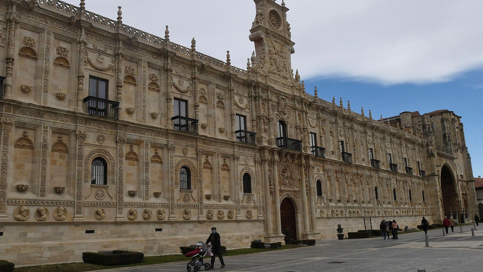 Paradores retira su campaña de carnaval que invitaba a ir de preso en el Hostal San Marcos